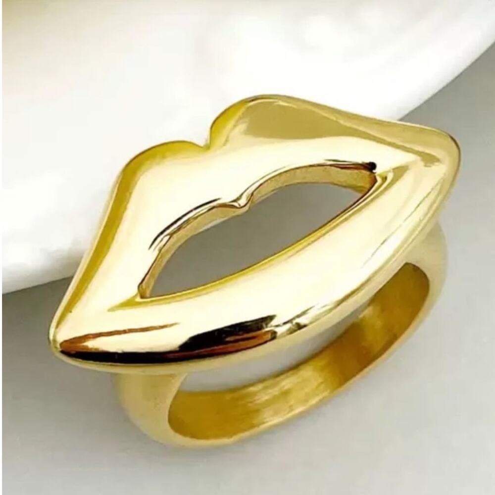 Gold Plated Lip Kiss Me Statement Ring Minimalist Y2K Chic Ring Size 7